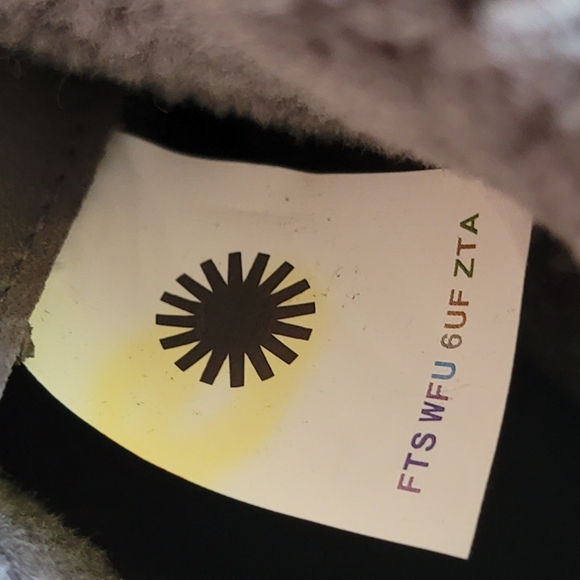 UGG Ashton Addie Tipped Waterproof Boot - Picture 6 of 10